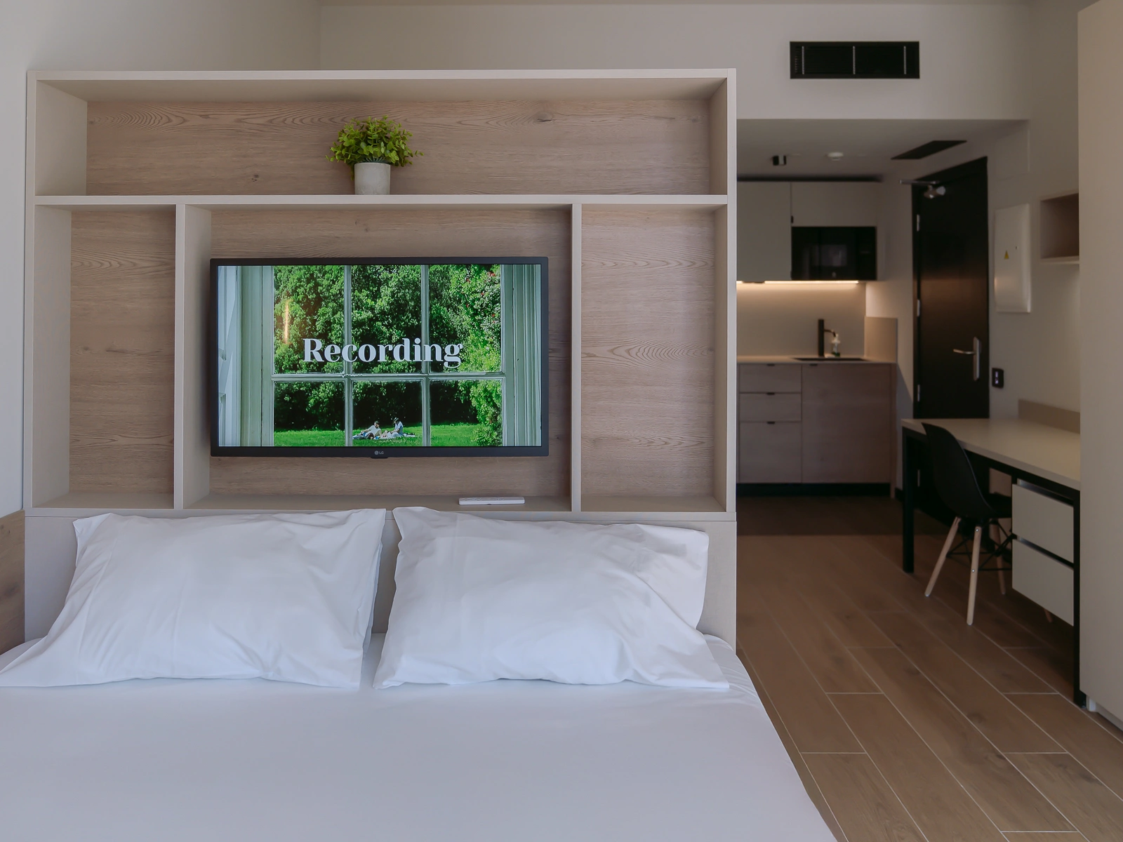 BLAU DOUBLE BED IN SHARED STUDIO (4x3)-2