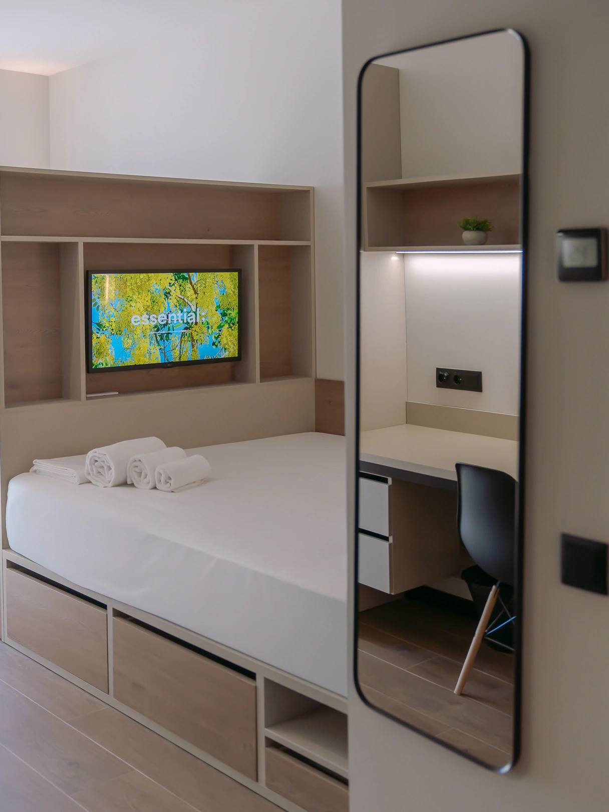 BLAU DOUBLE BED IN SHARED STUDIO (4x3)-3
